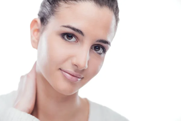 Mujer atractiva tocándose el cuello — Foto de Stock