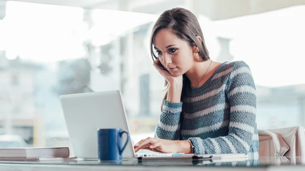 Kvinna som arbetar med sin laptop — Stockfoto