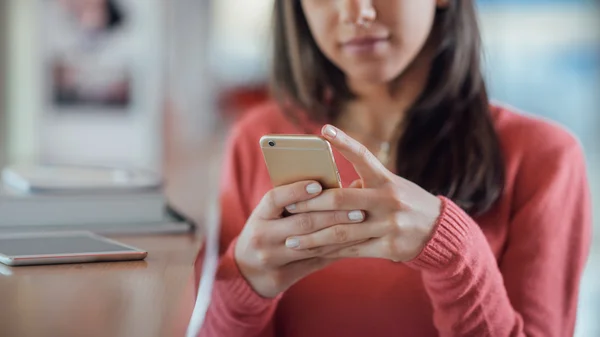 Mädchen schreibt SMS mit ihrem Handy — Stockfoto