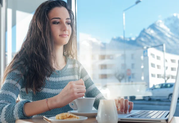 Girl  having a coffee break — Stock Photo, Image