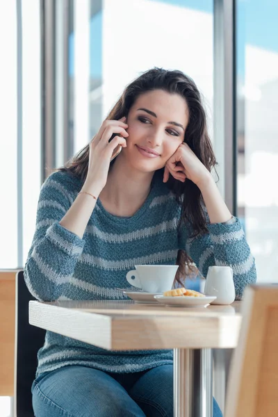 Dziewczyny telefon dzwoniąc w kawiarni — Zdjęcie stockowe