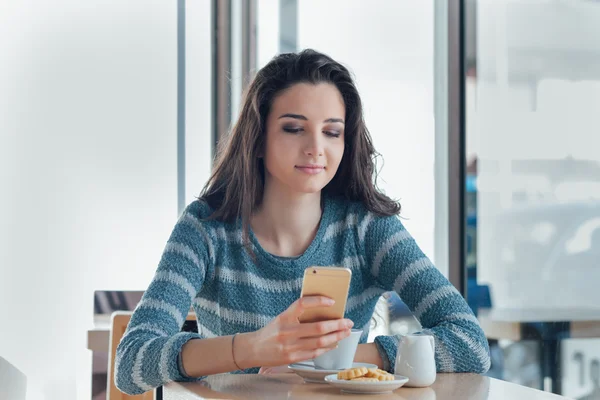 Mujer en el café usando un teléfono inteligente — Foto de Stock