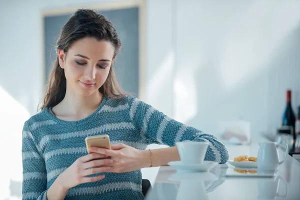 Fille avec téléphone portable assis — Photo