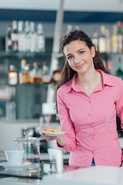 Barista serviert Kekse — Stockfoto