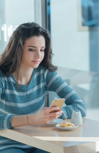 Mujer usando un smartphone — Foto de Stock