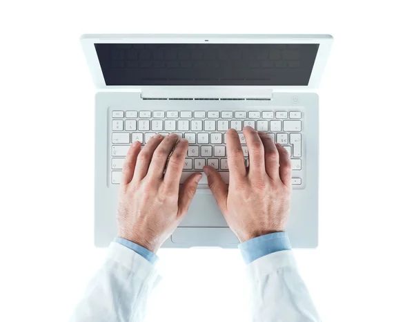 Médico trabalhando no laptop — Fotografia de Stock