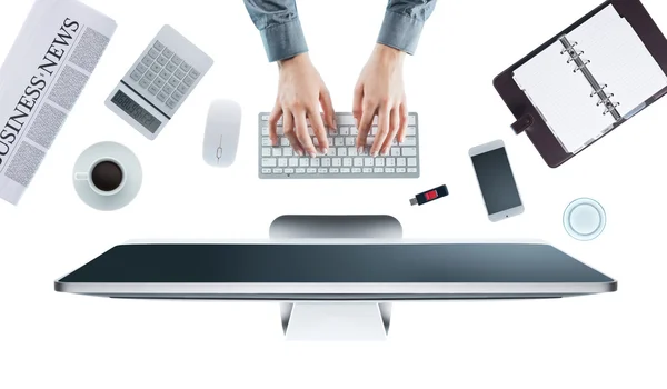 Mujer de negocios trabajando en escritorio de oficina — Foto de Stock