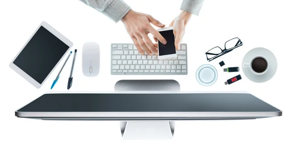 Empresario trabajando en escritorio de oficina — Foto de Stock