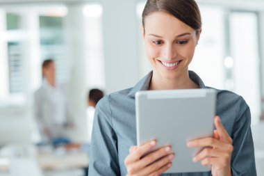 Bir değmek perde tablet kullanan kadın