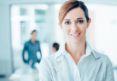 Kendine güvenen kadın girişimci poz