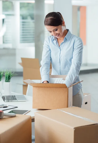 Mujer de negocios desembalaje — Foto de Stock