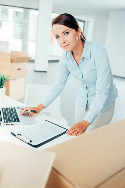 Mujer revisando una lista de reubicación de oficina —  Fotos de Stock