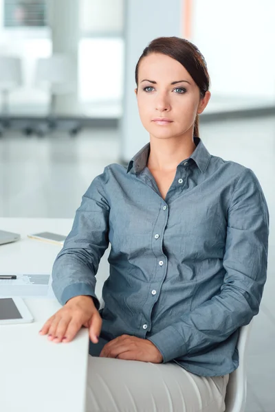 Empresária sentada na mesa do escritório — Fotografia de Stock