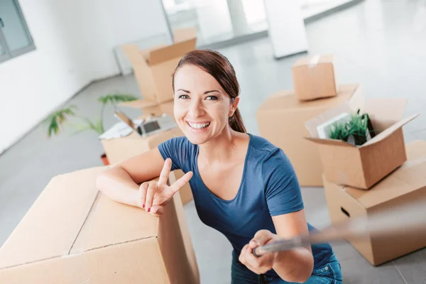 Mujer tomando un autorretrato — Foto de Stock