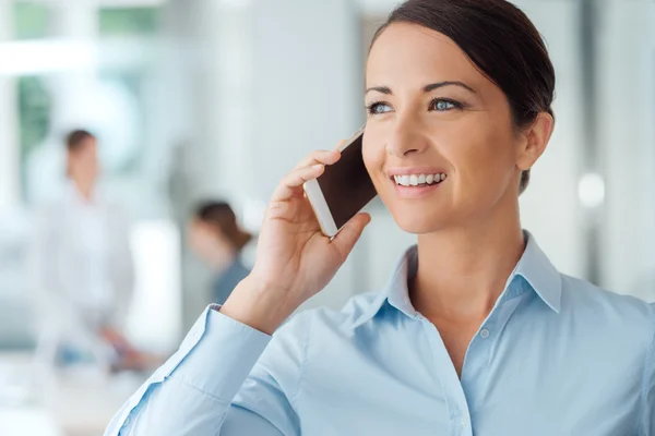 Business woman on the phone — Stock Photo, Image