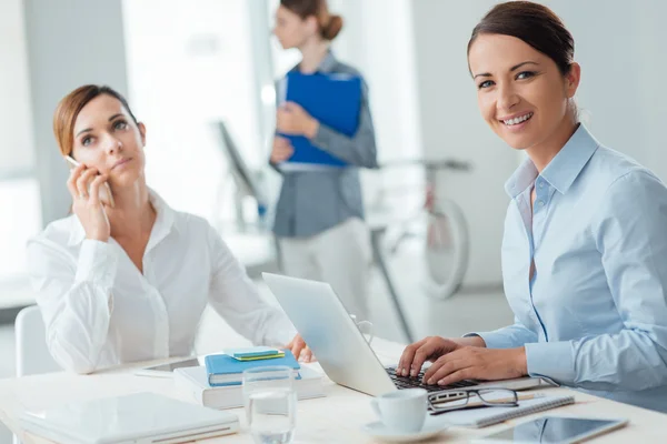 Mujeres empresarias exitosas en el trabajo — Foto de Stock