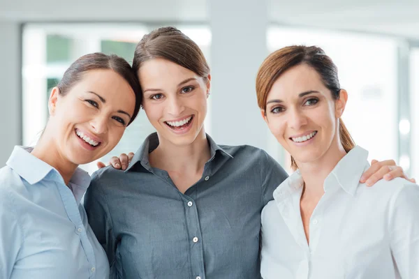 Kvinnliga office kollegor poserar — Stockfoto