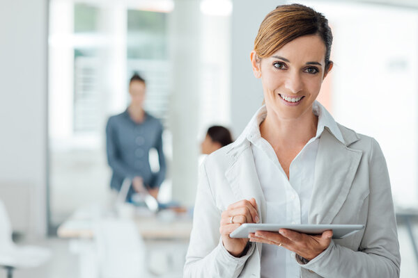 Деловая женщина с цифровым планшетом
