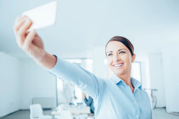 Leende kvinna tar en selfie — Stockfoto