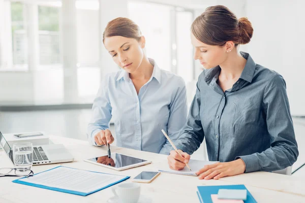 Mujeres de negocios trabajando juntas — Foto de Stock