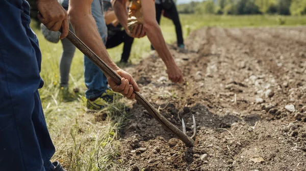 Jordbrukarna arbetar inom — Stockfoto