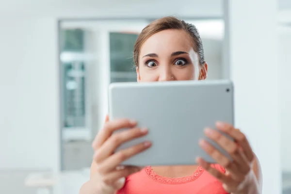 Vrouw met een tablet — Stockfoto