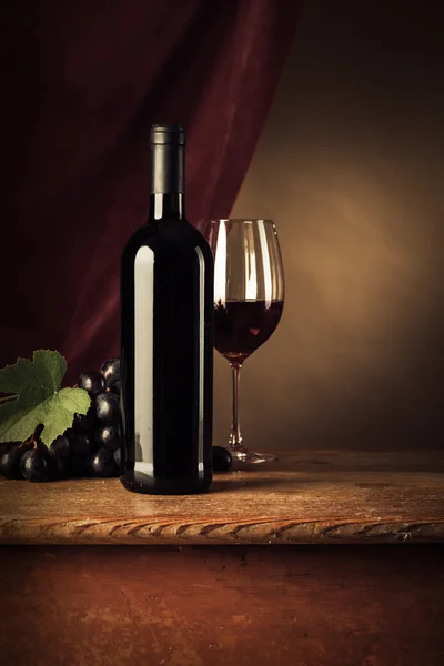 Rotweinflasche und Glas — Stockfoto