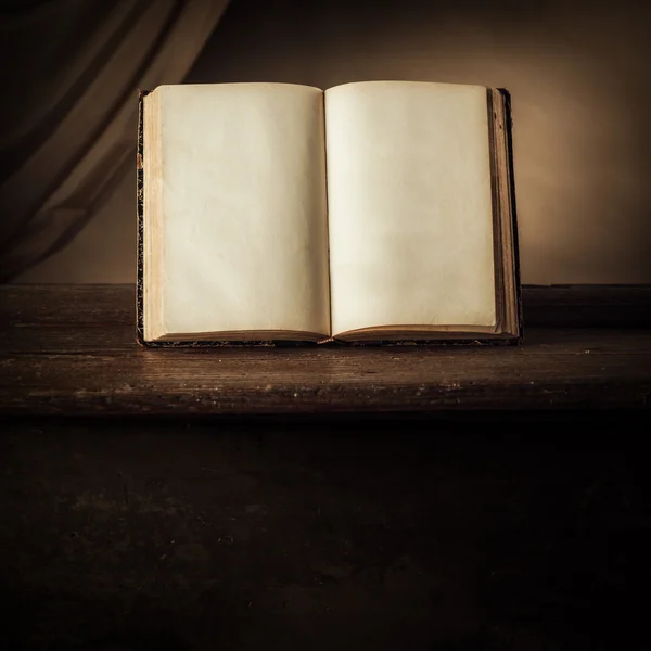 Antik kitap açık — Stok fotoğraf