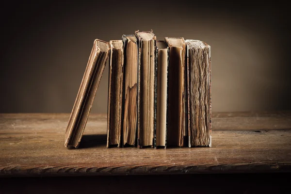 Livros em uma mesa velha arruinada — Fotografia de Stock