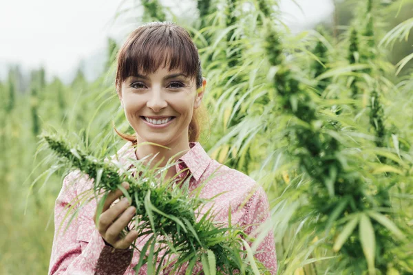 Donna che tiene fiore di canapa — Foto Stock