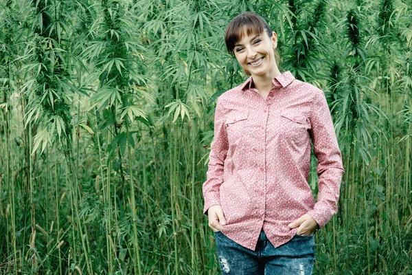 Mujer en un campo de cáñamo posando — Foto de Stock