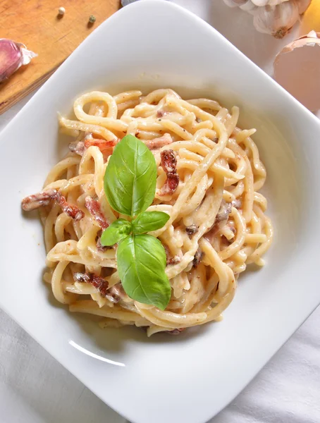 Смачні спагетті карбонара — стокове фото