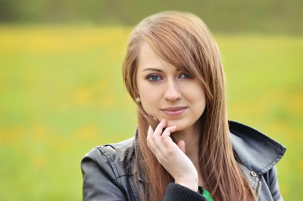 Young beautiful woman — Stock Photo, Image