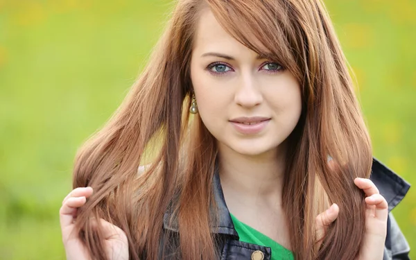 Young beautiful woman — Stock Photo, Image