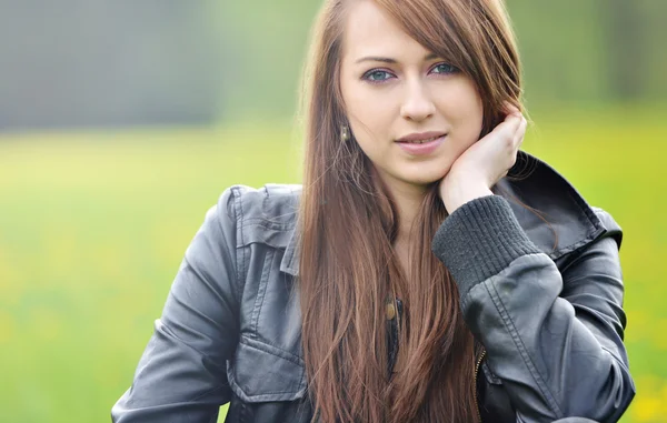 Jovem mulher bonita — Fotografia de Stock