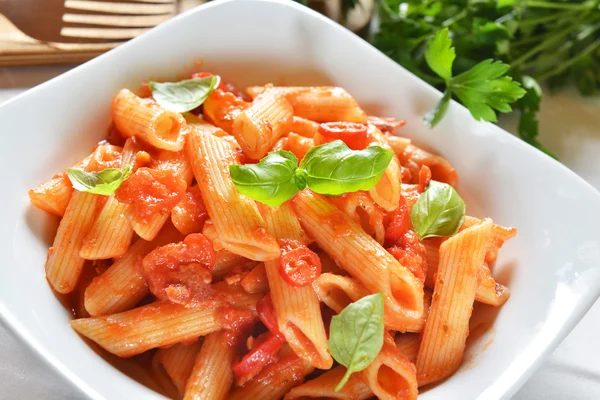 Penne pasta med chili sås — Stockfoto