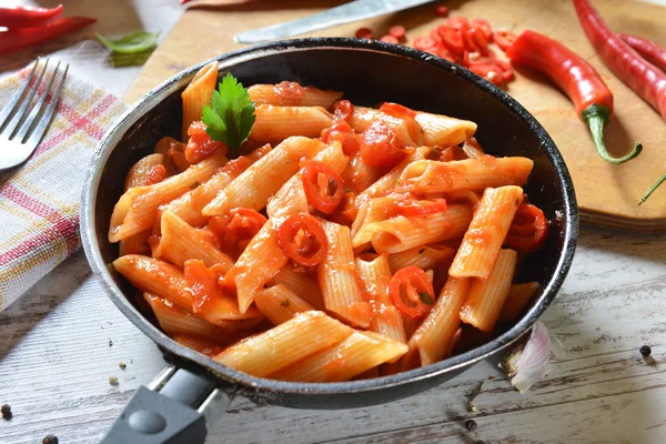 Massa Penne com molho de pimenta — Fotografia de Stock