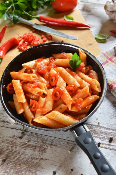 Penne Nudeln mit Chilisoße — Stockfoto