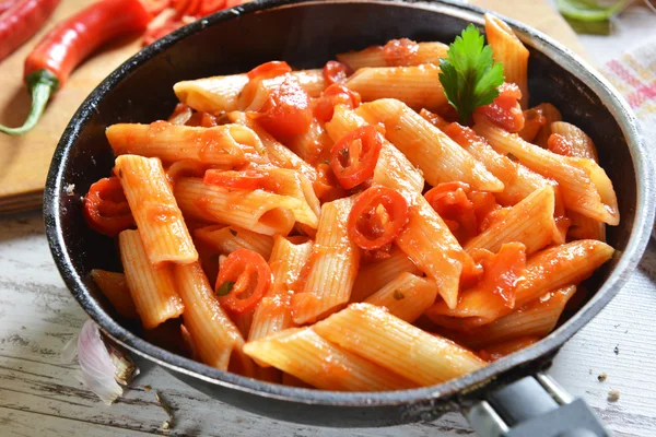 Penne těstoviny s chilli omáčkou — Stock fotografie