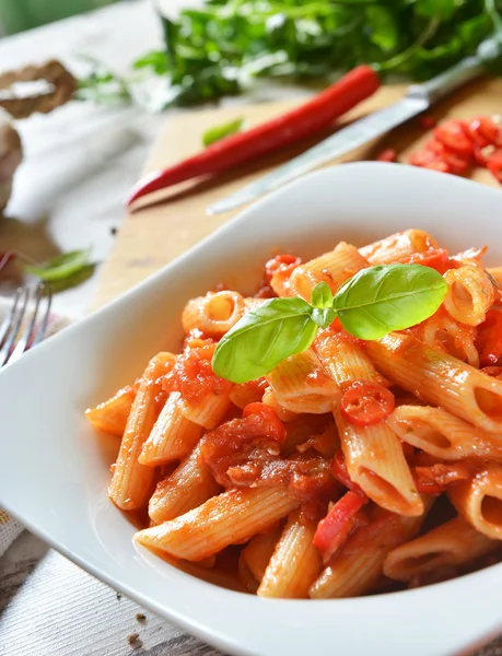 Makaron penne z sosem chili — Zdjęcie stockowe