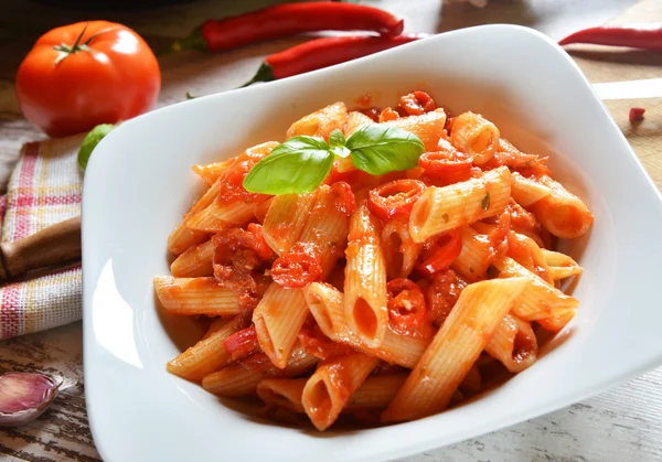 Penne těstoviny s chilli omáčkou — Stock fotografie