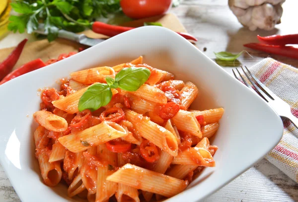 Pâtes Penne à la sauce chili — Photo