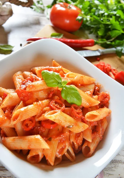 Penne těstoviny s chilli omáčkou — Stock fotografie