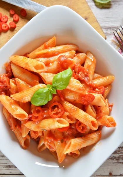 Penne pasta med chili sås — Stockfoto