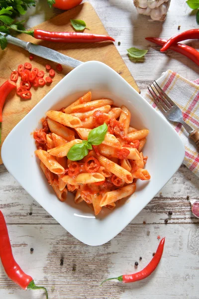 Makaron penne z sosem chili — Zdjęcie stockowe