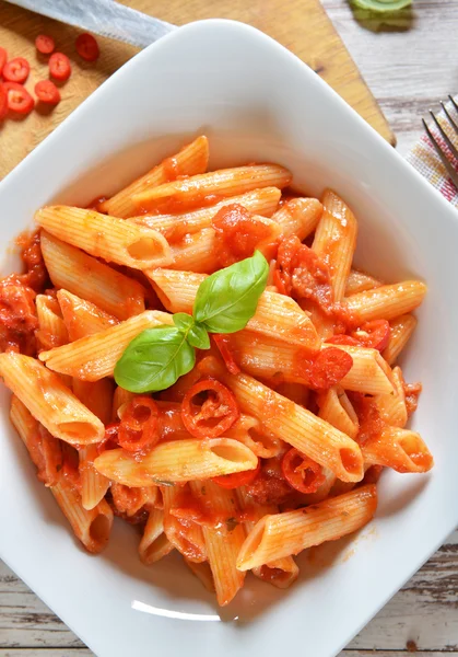 Penne těstoviny s chilli omáčkou — Stock fotografie