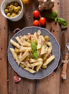 Ton balığı ve yeşil zeytin ile makarna