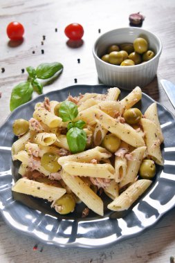 Ton balığı ve yeşil zeytin ile makarna