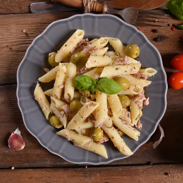 Pasta con atún y aceitunas verdes — Foto de Stock