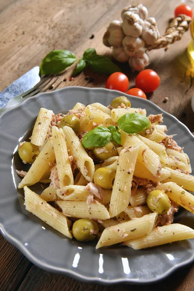 Pasta con atún y aceitunas verdes — Foto de Stock